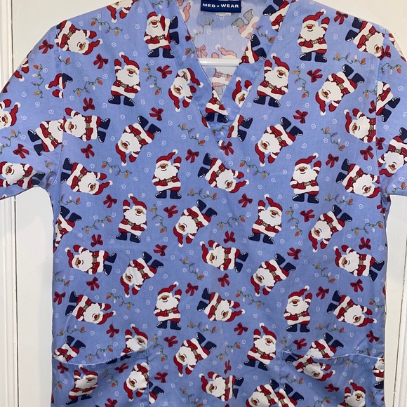 Christmas Scrub Top Size Medium Med+ Wear preowned in excellent condition - Picture 2 of 6